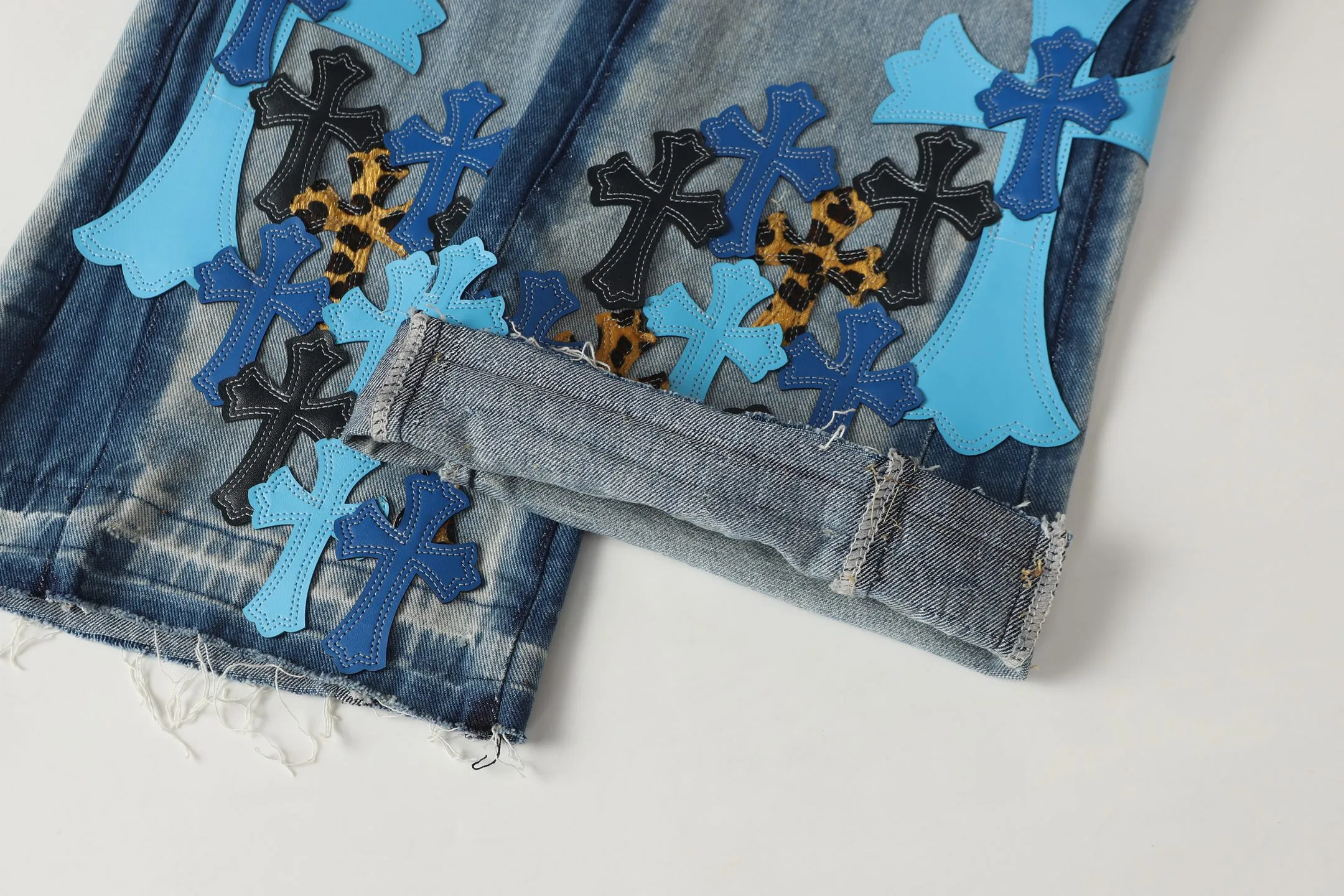 P300 cross-border quantity model, please do not place an order if you are pursuing quality - Chrome Hearts/Chrome Heart Cross✝️Applied leather embroidered washed jeans trousers casual pants flared pants -High weight, high density and high quality. The wool is soft, delicate and skin-friendly. It feels soft and silky. It has excellent warmth and skin-friendly properties. -Size: 28 30 32 34 36